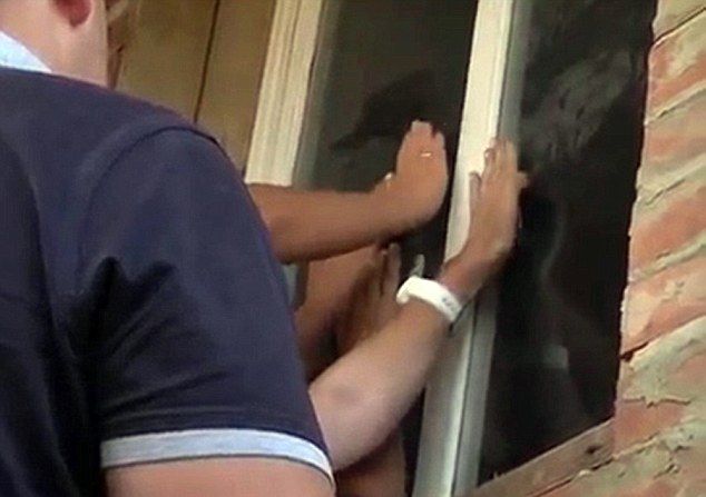 Богородица и младенеца Иисус се появиха на прозорец в Украйна (СНИМКИ/ВИДЕО)
