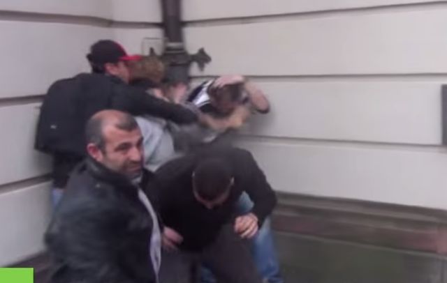 Брутално! Турци и кюрди си спретнаха кървава баня във Франкфурт (ВИДЕО)