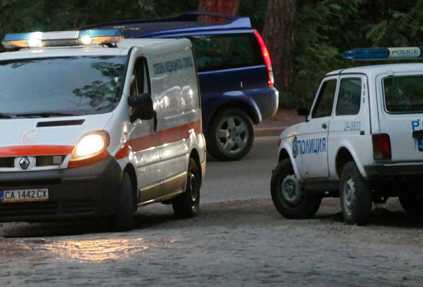 Първо в БЛИЦ: Луд се барикадира в дома си - хвърля ножове по полицията!