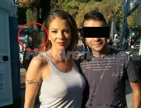 Емилия си отърка зърната у фен, шашна баба (СНИМКА)