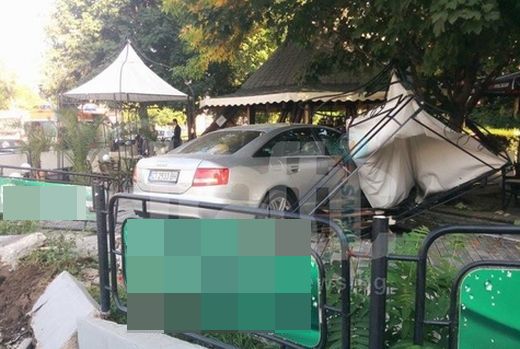 Меле на пътя! Ауди мина на червено, удари млада шофьорка и се заби в кафене (СНИМКИ)