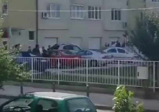 Сватба в столицата завърши с екшън, пияни купонджии дават на дете да стреля с боен пистолет (ВИДЕО)