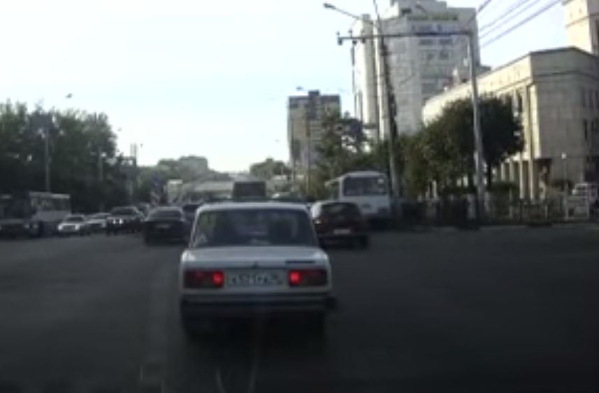 Нервен шофьор би шамари на жена, спряла неправилно на светофар (ВИДЕО)