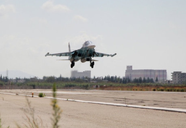 Бомбардировачи Су-24М взривиха крупен укрепен район на терористите в Алепо (ВИДЕО)