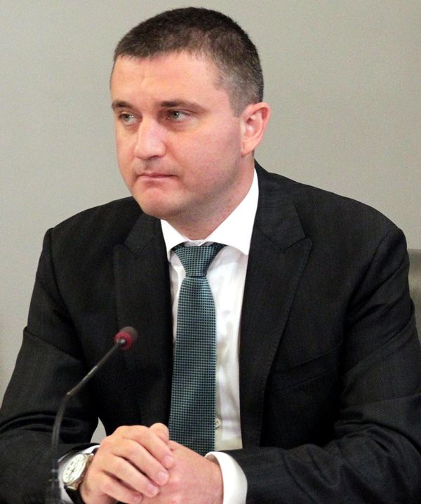 Вдигат заплатите на учителите с Бюджет 2016, но не е ясно с колко