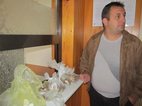 Миньор плати забавени данъци на колата с 9 килограма стотинки 