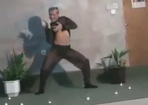 Само в БЛИЦ! СЕНЗАЦИОННО ВИДЕО! Има и такъв кандидат на изборите! (18+)
