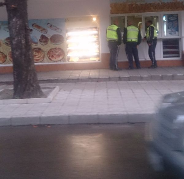 Полицаи хапват банички, докато колата им е паркирана на забранено място