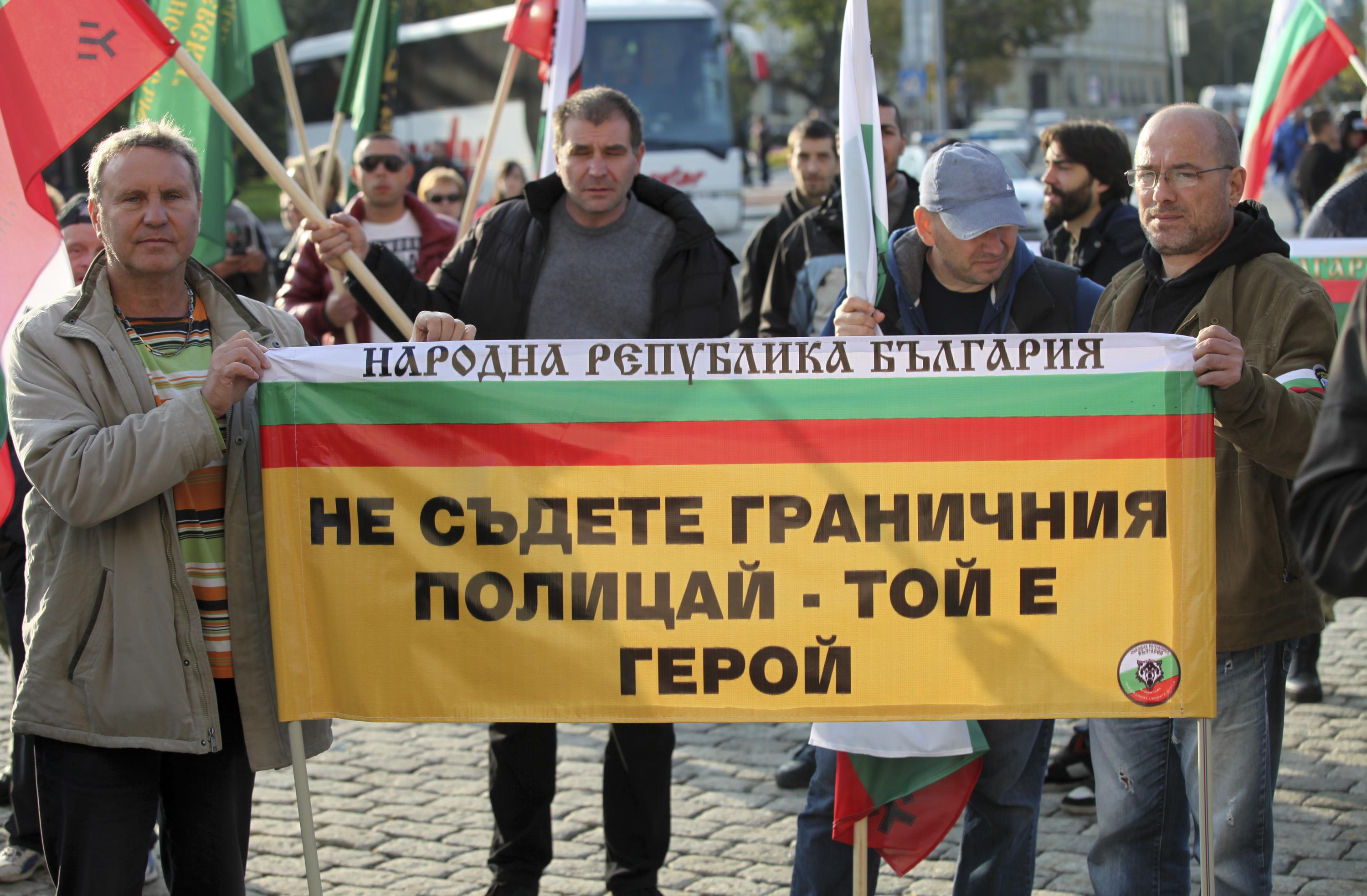 Протест в защита на граничаря Вълкан Хамбарлиев събра хора от цяла България (СНИМКИ)
