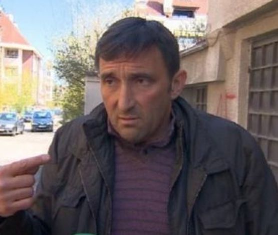 Герман Костин дойде в съда под конвой, в инвалидна количка и дори не си свали качулката 