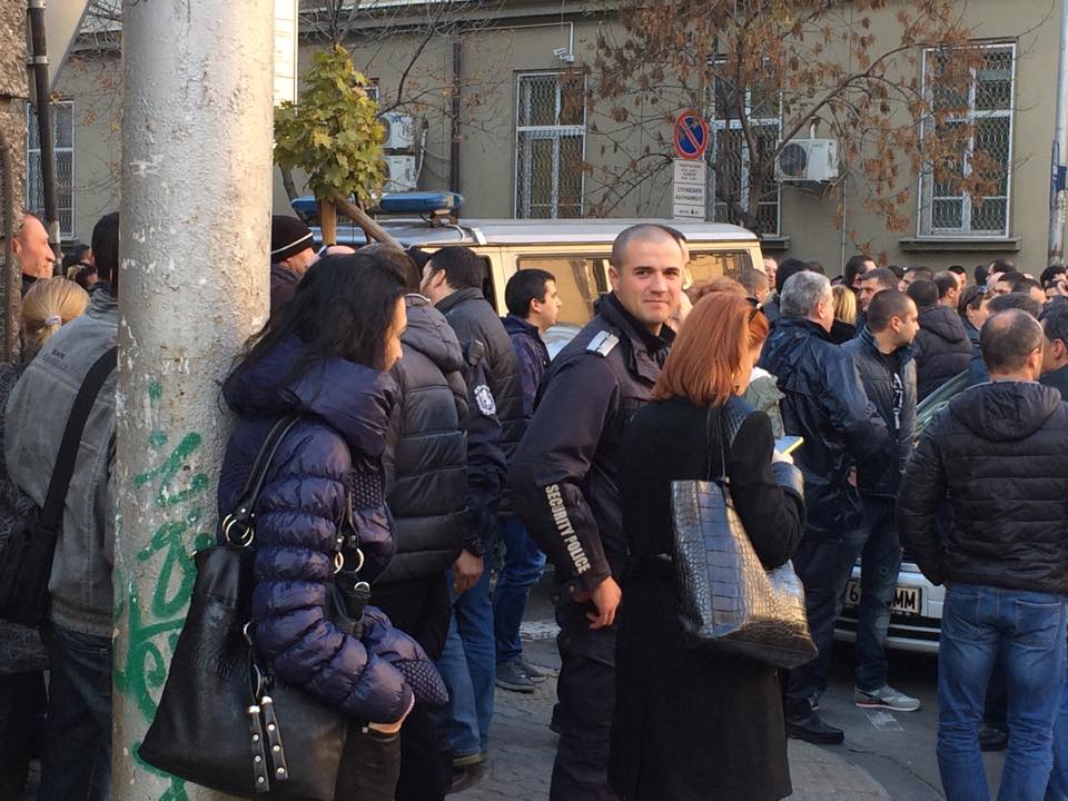 Протестиращите ченгета ръкопляскат пред парламента с викове: Мишоци! Боклуци!