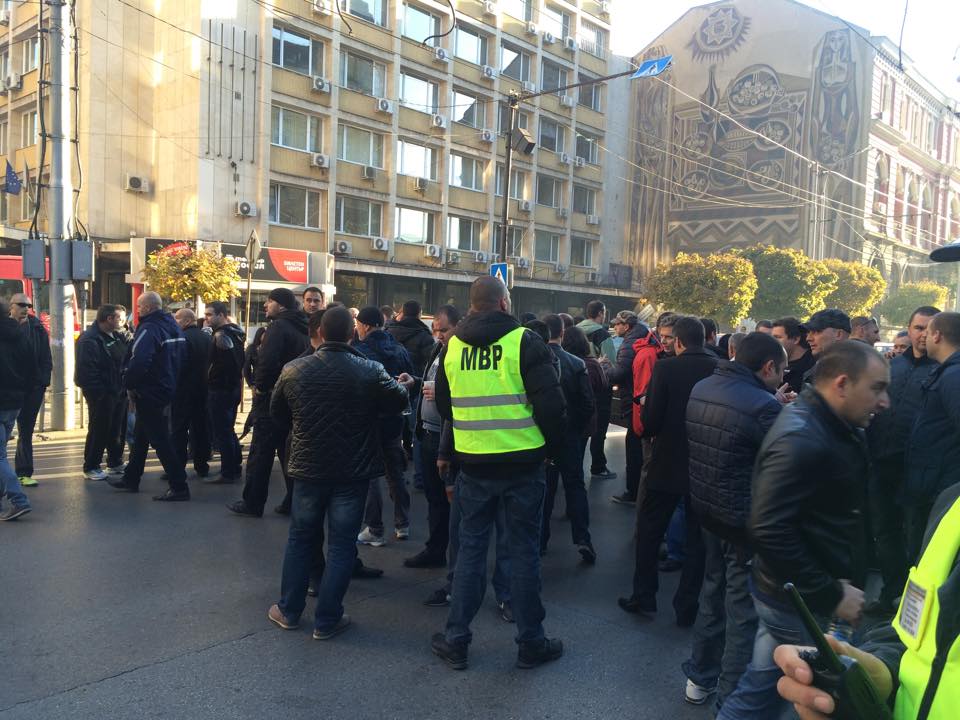 Първо в БЛИЦ: Ченгетата блокираха ул. "Раковски" ! (СНИМКИ)