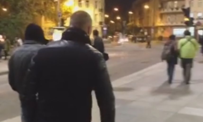 Другата страна на протеста: Ето как гневни ченгета се нахвърлиха срещу баща с дете (ВИДЕО)