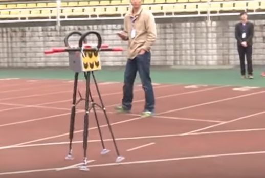 Ходещ китайски робот навъртя километри за рекорд (ВИДЕО)