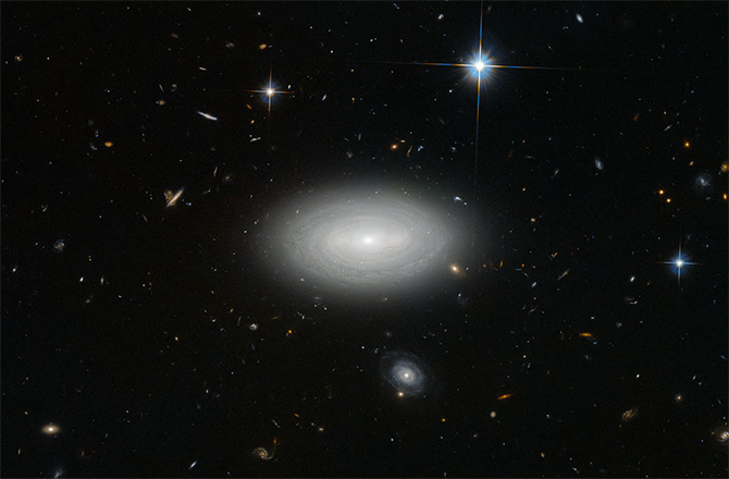 Телескопът Hubble намери “най-самотната” галактика