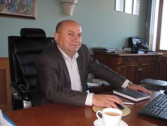 Милионерът Кяшиф Кяшиф е загубил съпругата си тази нощ в катастрофата със скъпия джип