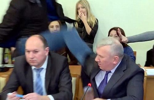 В украинския парламент разрешават спорове като се ритат в главите (ВИДЕО)