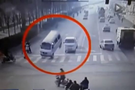 Неизвестна сила вдига коли в във въздуха и ги удря в асфалта (ВИДЕО)