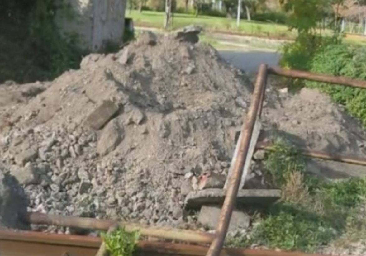 Чудо невиждано: Високоскоростна жп линия влезе в частен двор! (ВИДЕО)
