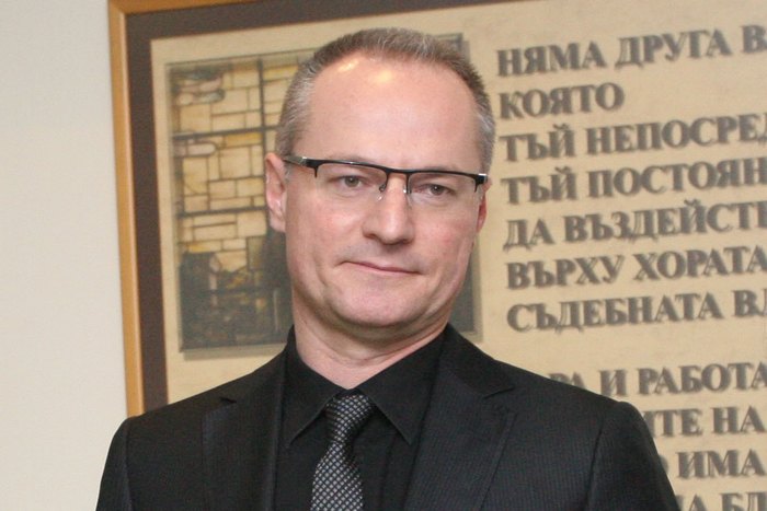 Съдия №1 скандално гази разделението на властите