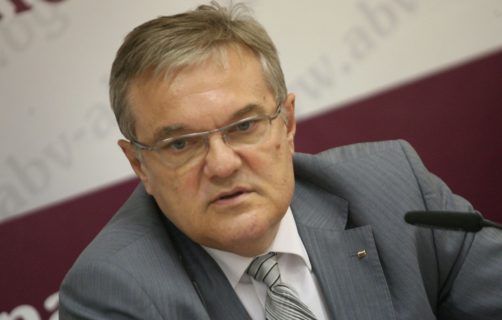 Румен Петков скочи остро в защита на полицаите