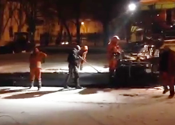 В Полтава слагат асфалта директно върху свеж сняг (ВИДЕО)  