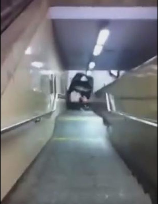 Опасна игра! Младежи бутнаха кола по ескалатор в брюкселското метро (ВИДЕО)