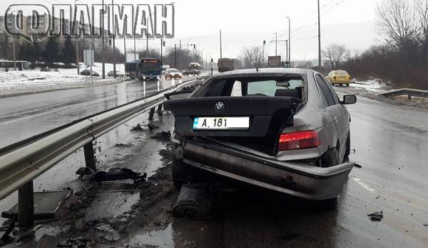 Жестока катастрофа! 24-годишен размаза БМВ-то си, изпадна му двигателят (СНИМКИ)