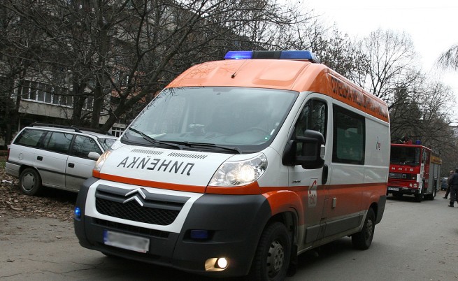 Внучка накара баба си сама да се коли