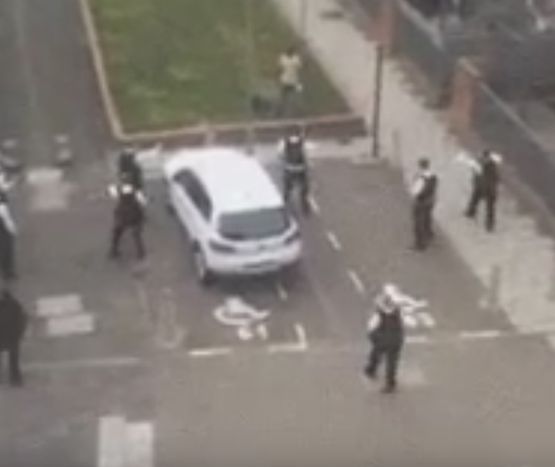 Европейски позор: 11 полицаи бягат от един разбеснял се мигрант (ВИДЕО)   
