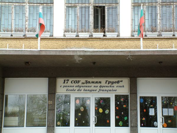Първо в БЛИЦ: Екшън в София! Двама нахлуха в клас, пребиха ученици