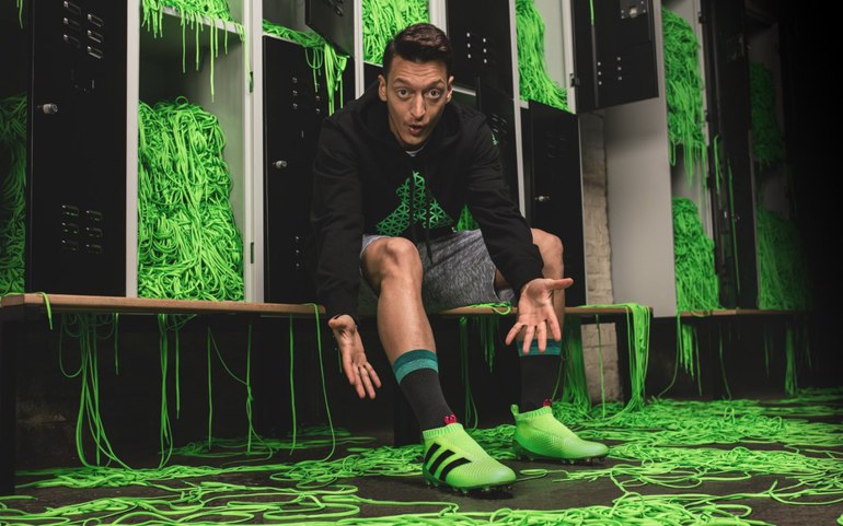 Adidas пусна първите бутонки без връзки