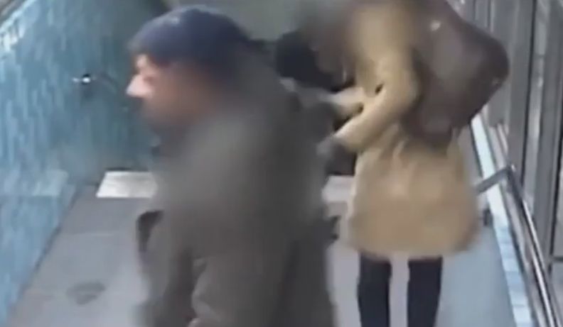 Брутално: Мигрант нарита и наплю майка с деца, която му попречи да ограби старица в шведско метро (ВИДЕО) 