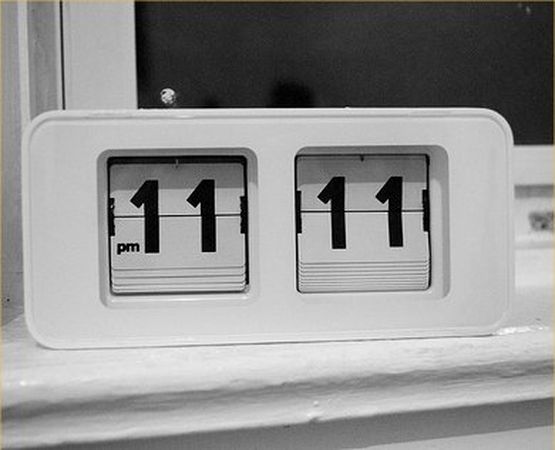 Часовникът ви показва 11:11 или 22:22- ето посланията на тези магични моменти 