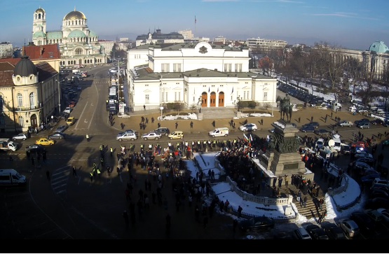 БЛИЦ TV: Рехава тълпа стартира протеста при парламента (СНИМКИ)