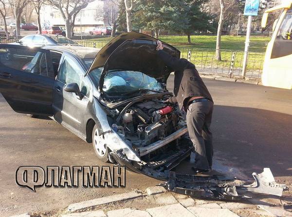 Шофьорка размаза пежото си в автобус до Морската градина в Бургас