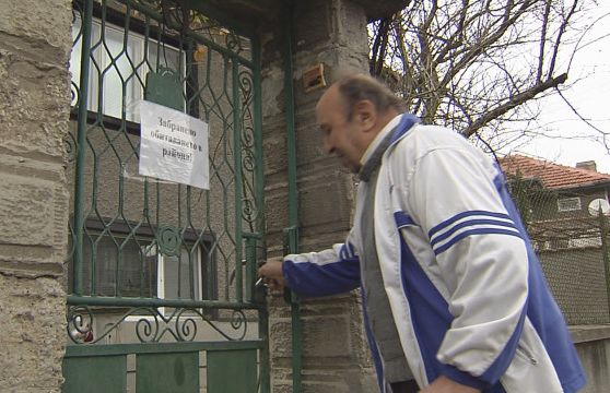 Падащите скали в Провадия прогониха възрастно семейство от дома му