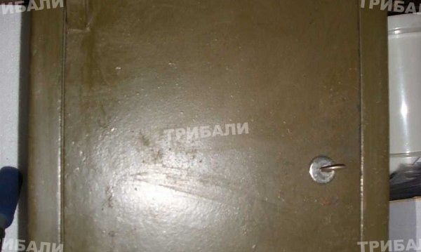 Крадец задигна входна врата барабар с касата 