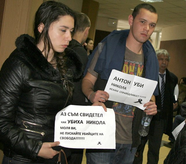 Емоции в съда: С аплодисменти и "Браво!" почернени роднини приветстват оставането в ареста на 18-годишен убиец (СНИМКИ)