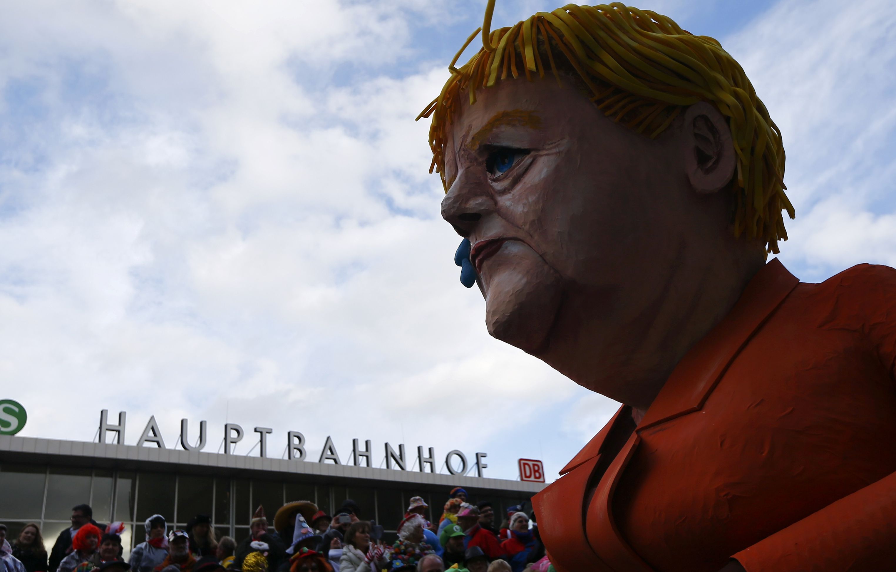 Прокурорът на Кьолн с шокиращ отчет: „Едва” 400 от нападенията на Нова година били сексуални 