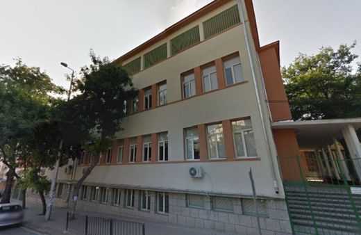 Шокиращо: Баща влетя с юмруци в гимназия, счупи стол в главата на ученик!