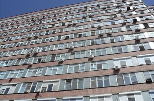 Млада жена по анцуг скочила от 6-ия етаж на Окръжна болница в Пловдив