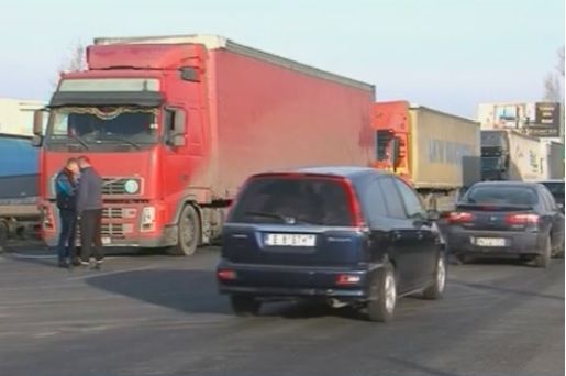 Тираджии в блокадата оставят камионите по паркинги, прибират се у дома 