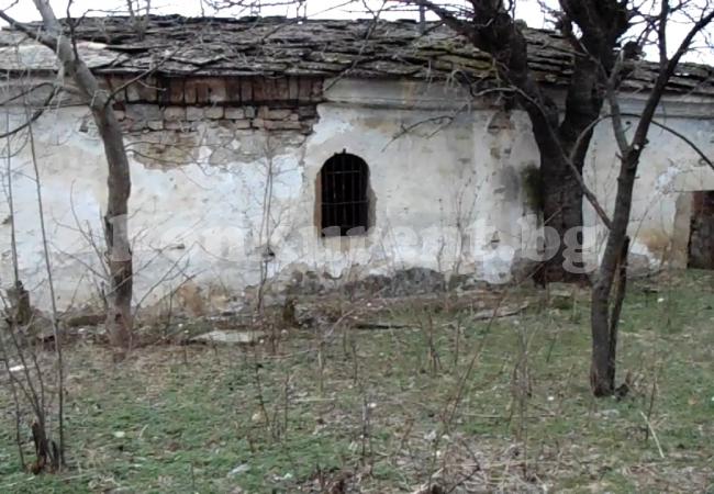 Рухва убежище на Левски (СНИМКИ)