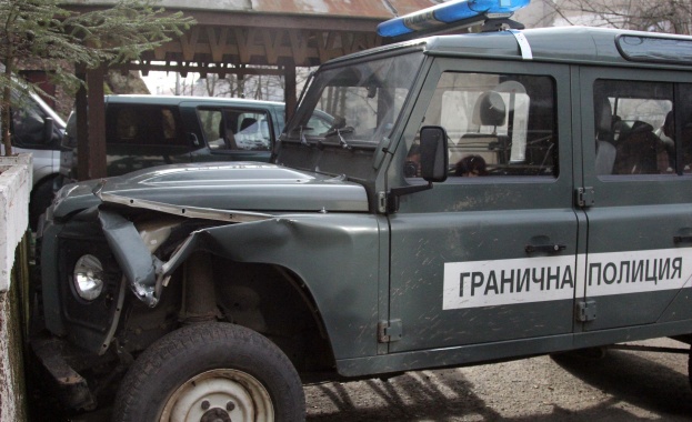 Бус с 37 иракчани хванаха граничари край Китен  