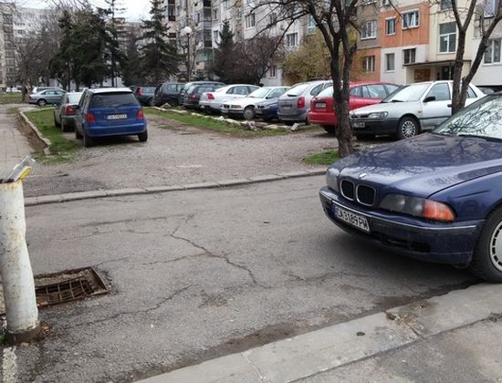 Софиянец превърна градинка пред блока в свой паркинг, реже гуми на конкуренти  