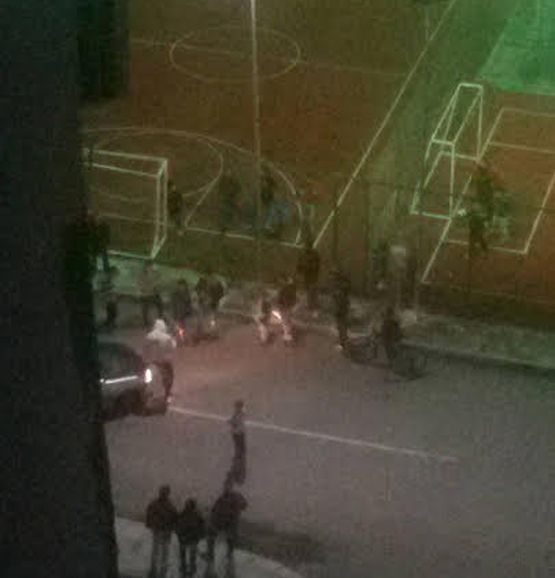 Кола нахлу на спортно игрище, пълно с деца 