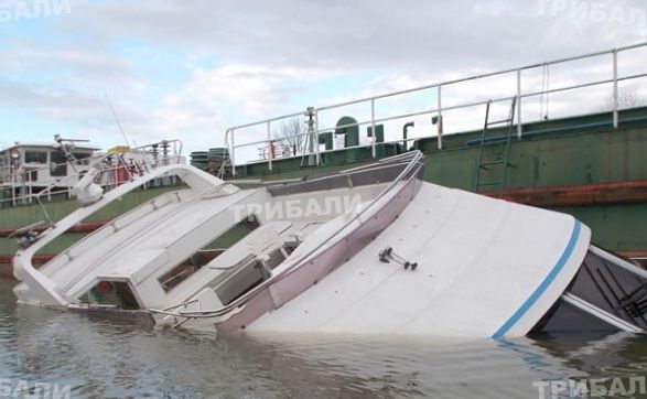 Луксозна яхта потъва безславно в Дунав край Видин