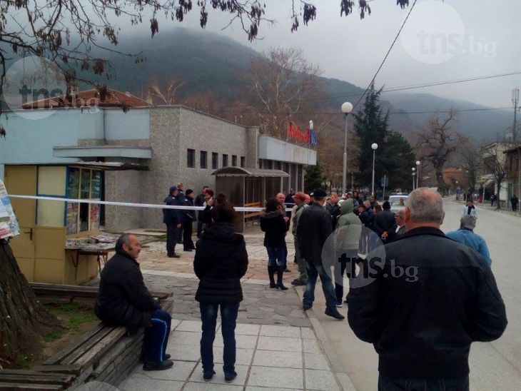 Нещо става в пловдивско село! Жандармерия отцепи заведение