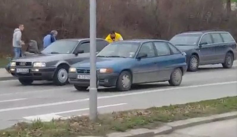 Поредна агресия: Шофьори се млатят с прът на варненски булевард 